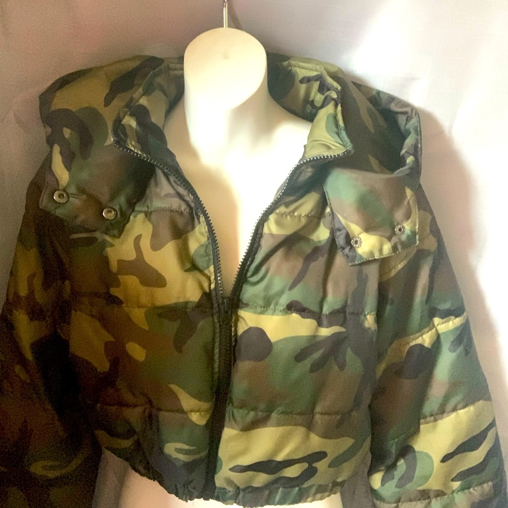Short puffer woman’s camouflage coat with hood